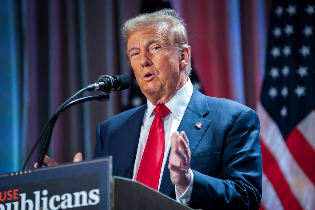 ARCHIVO – El presidente electo de EEUU, Donald Trump, habla en una reunión con la Conferencia...