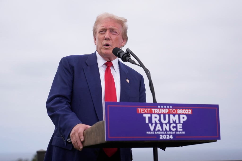 El expresidente Donald Trump, candidato republicano a la presidencia, habla en una confrencia...