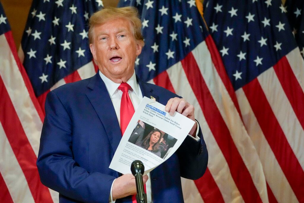 El expresidente estadounidense Donald Trump sujeta un artículo sobre la fiscal general del...