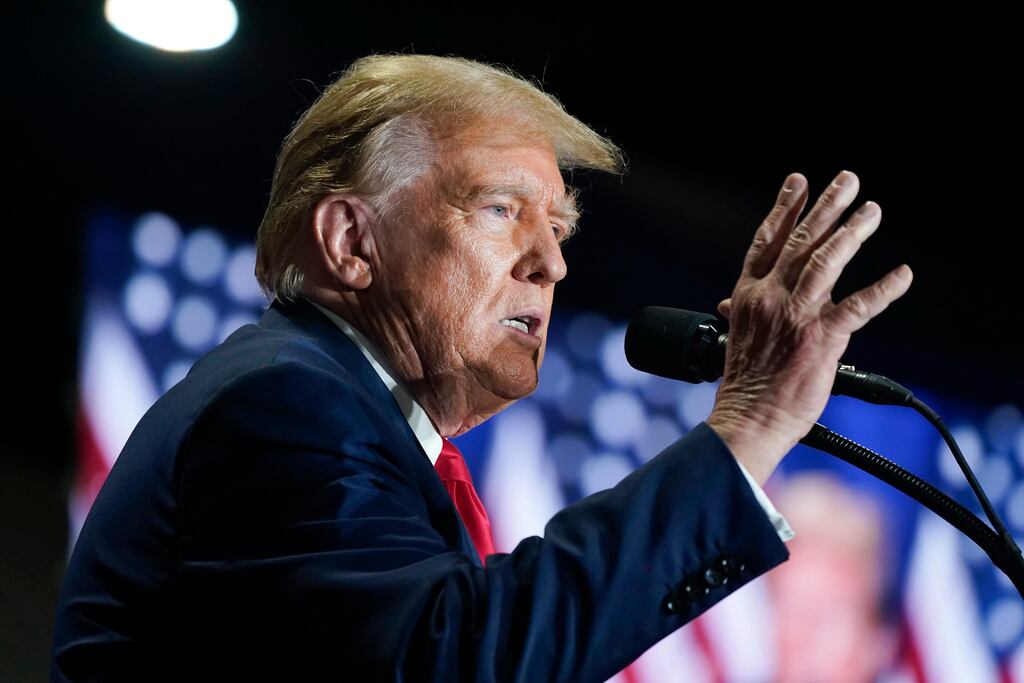 El precandidato presidencial republicano, el expresidente Donald Trump, habla en un mitin de...