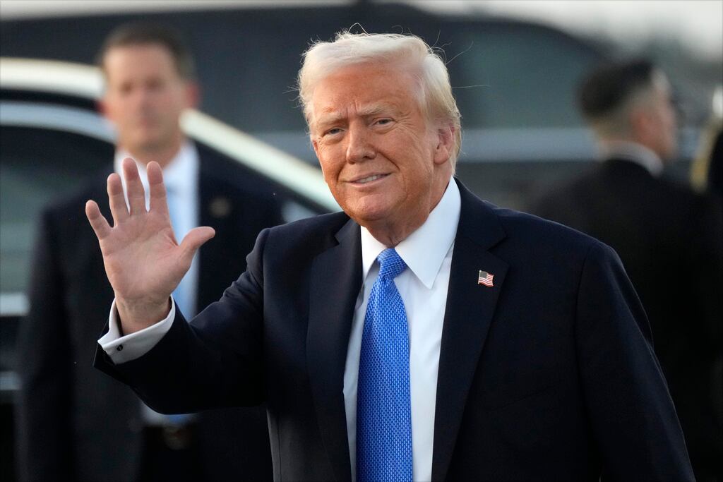 El presidente estadounidense Donald Trump en el Aeropuerto Internacional de Palm Beach en West...