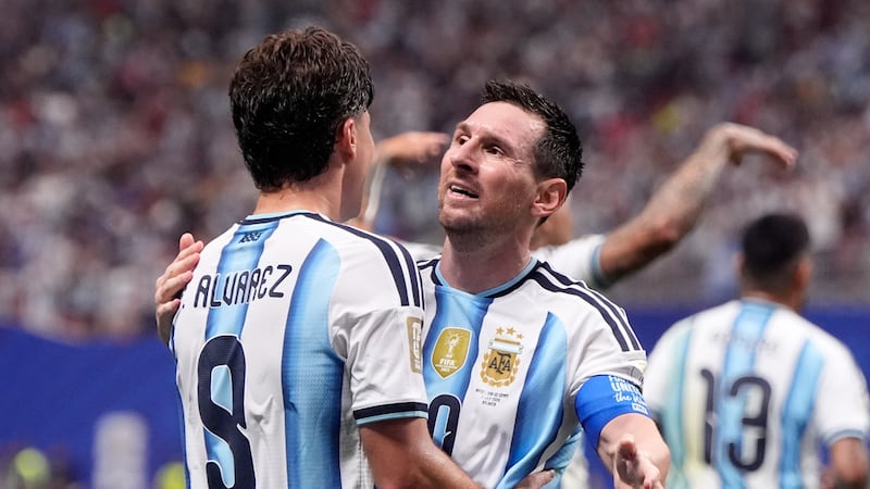 Lionel Messi celebra tras anotar el segundo gol de Argentina ante Egipto en los octavos de...
