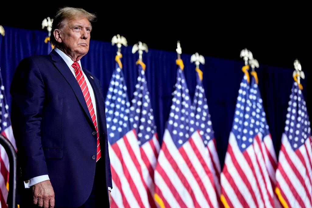 El aspirante presidencial republicano, el expresidente Donald Trump, habla en un mitin de...