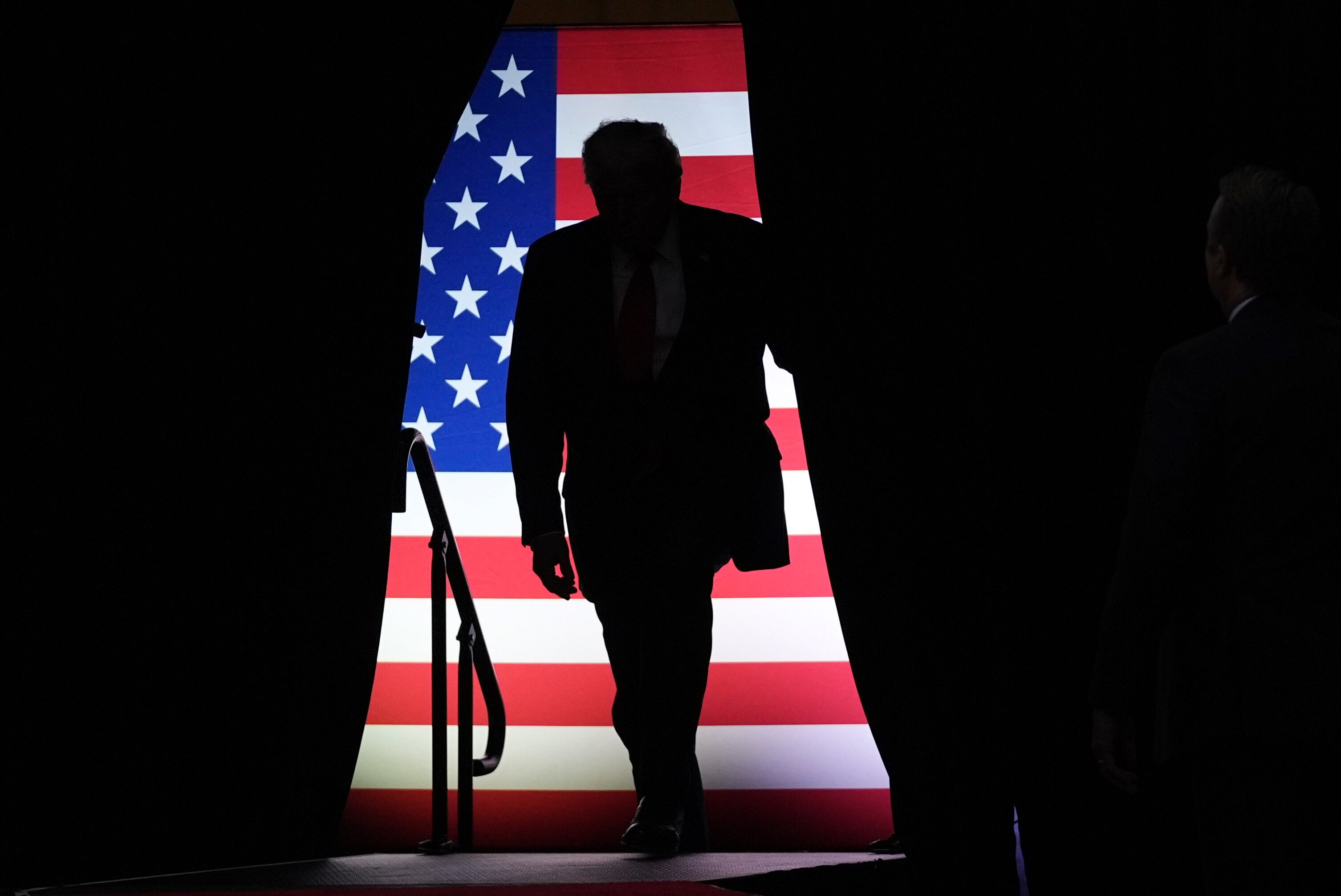 El candidato republicano a la presidencia de Estados Unidos, Donald Trump, llega a un acto de...