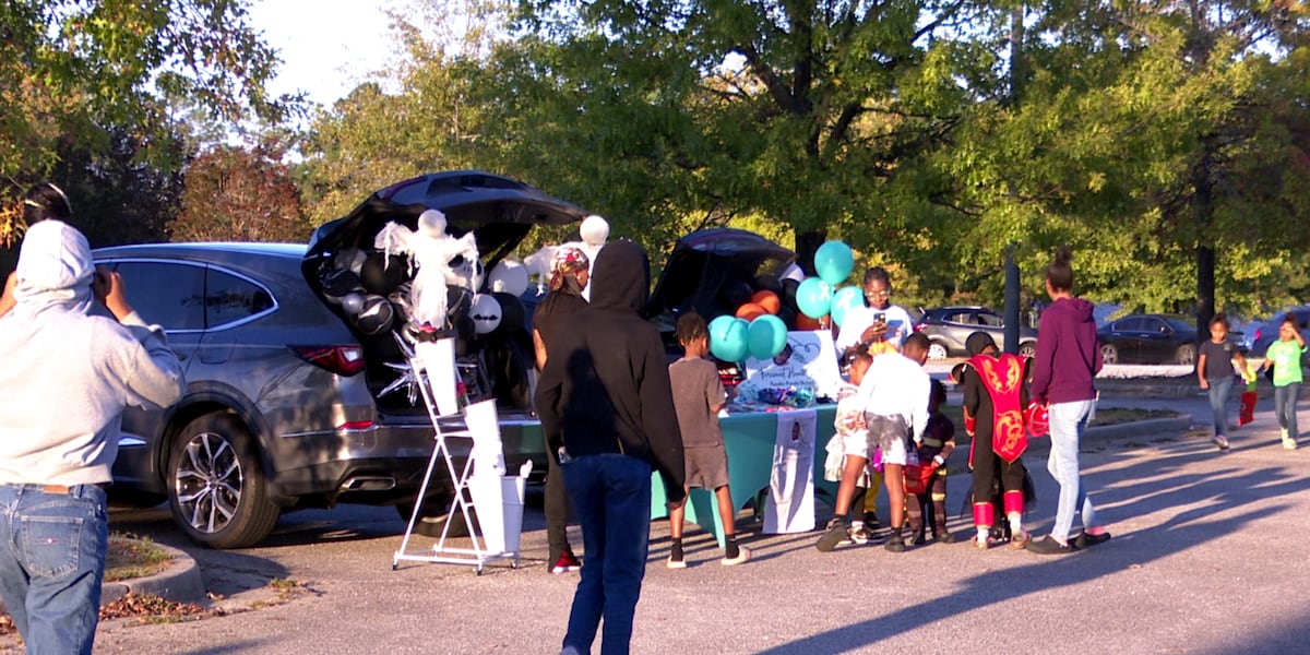 Augusta trunk-or-treat brings early Halloween fun to community Augusta trunk-or-treat brings early Halloween fun to community