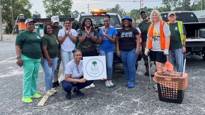 Volunteers together for Bamberg cleanup.