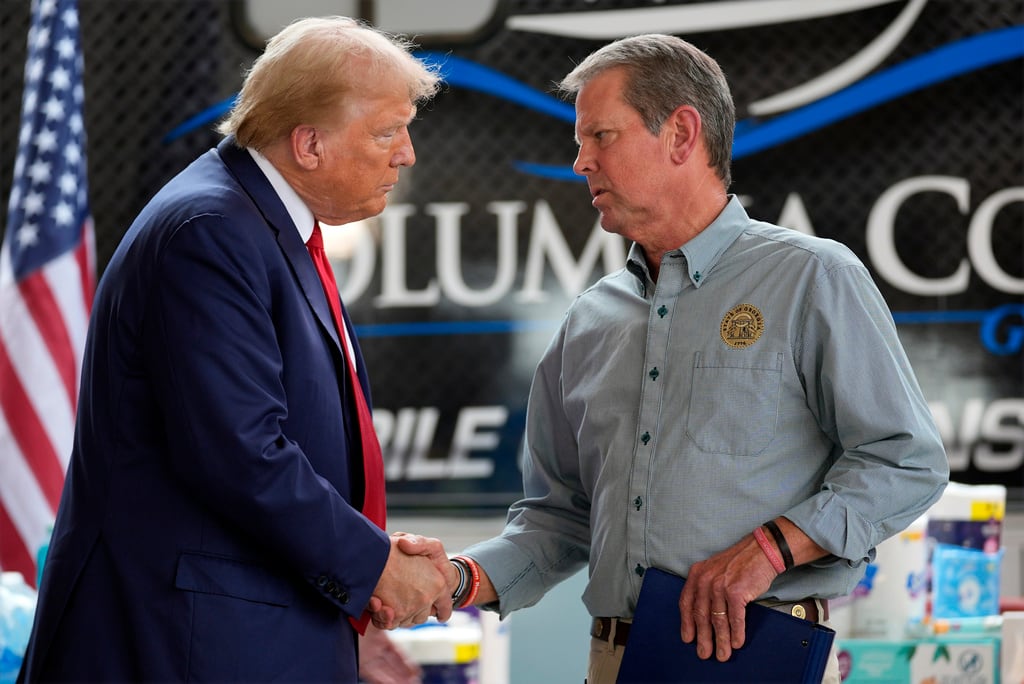 El candidato presidencial republicano Donald Trump estrecha la mano del gobernador de Georgia,...