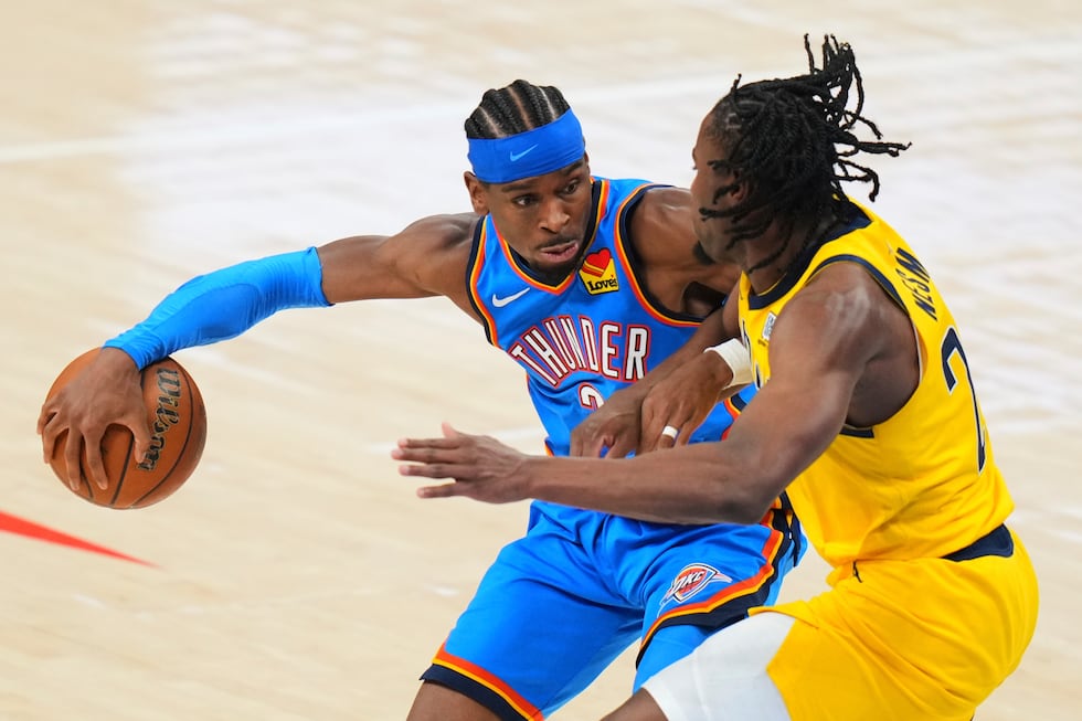 Indiana Pacers forward Aaron Nesmith, right, defends against Oklahoma City Thunder guard Shai...