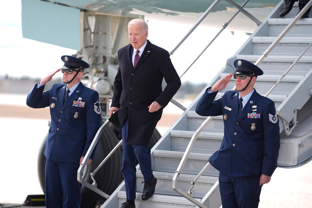 El presidente Joe Biden llega al Aeropuerto Regional Manchester-Boston para un evento sobre la...