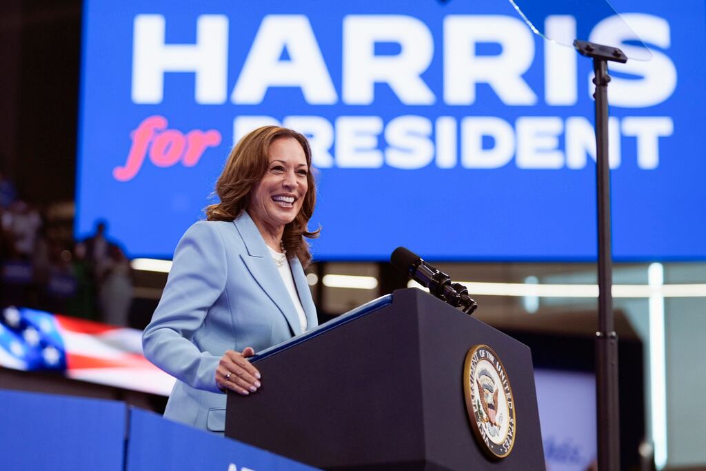 En un bullicioso mitin en Georgia, Harris reta a Trump decirle las cosas “a la cara” y debatir