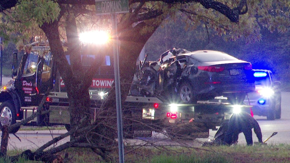 1 dead, 1 injured after crashing into tree on Twiggs Street